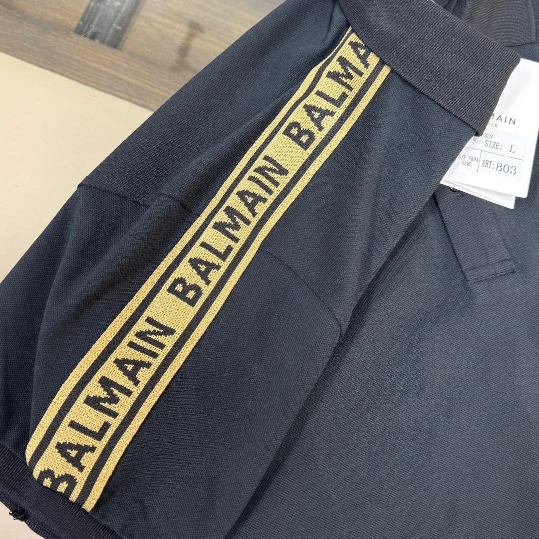 Lapel C🌟BALMAIN 2026 Newest Arrival business casual short-sleeved lapel polo shirt ~ Highly recommended ✅ Same Style for men and women ~ The fitted tailoring sets off the minimalist design style, showing the elegant style at a glance! As a brand that pursues design and tailoring techniques, the materials used will never disappoint! High count mercerized cotton material! The fabric surface is fine and smooth, soft and skin-friendly, the cotton is full and elastic, and the upper body is high-end yet crisp and stylish👍 Color: Black White Size: M L XL XXL 3XL (please state your height and weight when placing an order!)